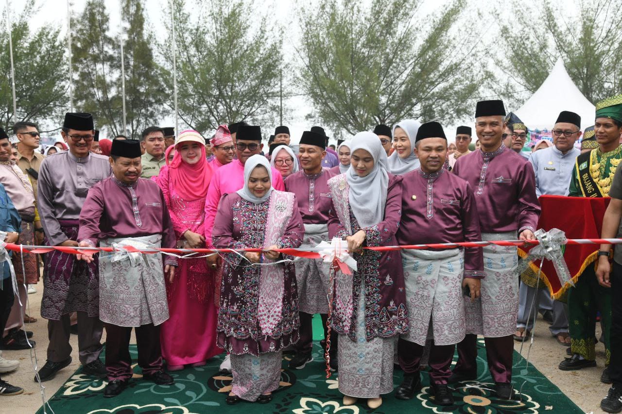 Bupati Kasmarni Meresmikan Usaha UMKM di Acara MTQ Tingkat Propinsi Riau di Bengkalis