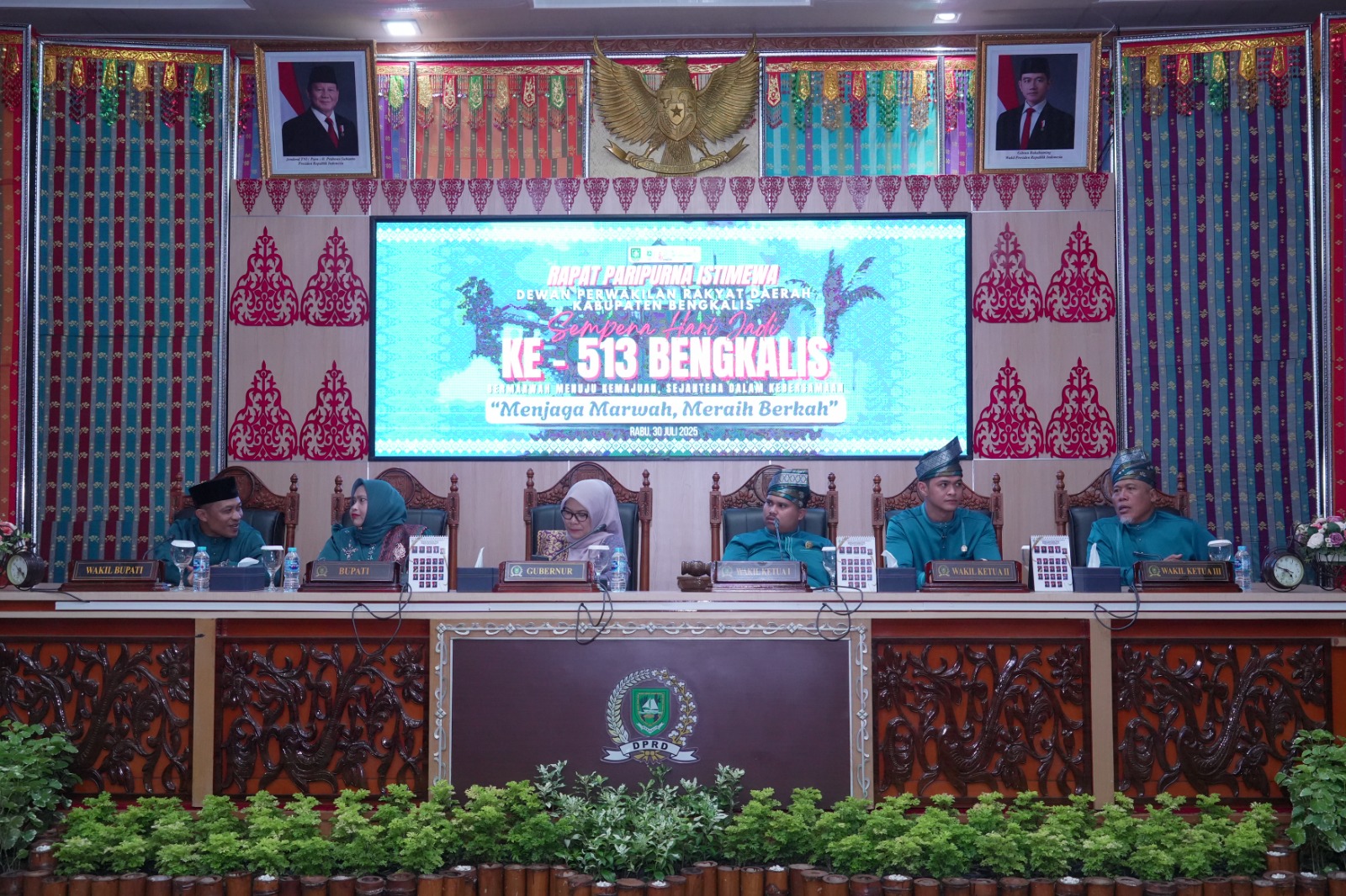 Dari kiri - Wakil Bupati, Bupati, Wakil Ketua DPRD selaku pimpinan sidang dampingi wakil ketua lainnya