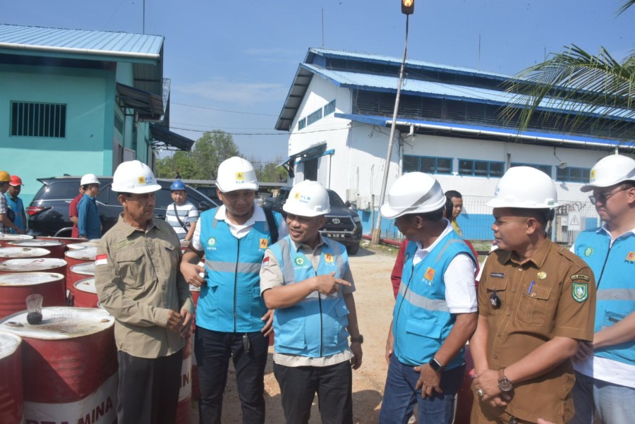 Wakil Bupati Bengkalis Bagus Santoso melakukan peninjauan ke PLTD di Desa Pangkalan Batang