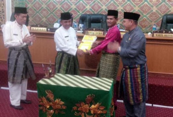 DPRD-Pelalawan-Serahkan-Daftar-Absensi-Kehadiran-SKPD-Dalam-Berbagai-Rapat-Dewan