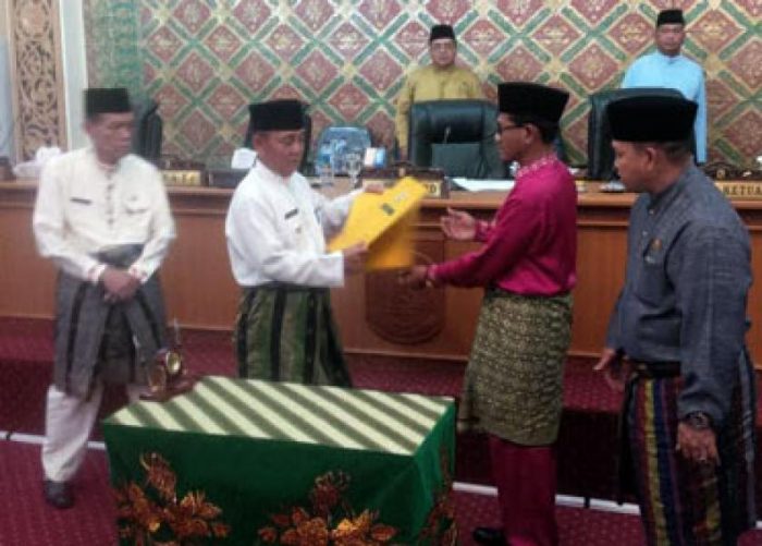 DPRD Pelalawan Serahkan Daftar Absensi Kehadiran SKPD Dalam Berbagai Rapat Dewan