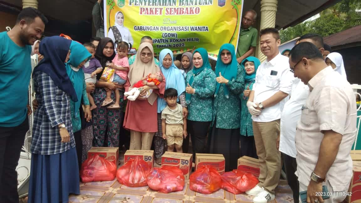 Pastikan Berjalan Maksimal, Bupati Rohil Tinjau Pemberian Imunisasi Polio Kepada Anak- anak