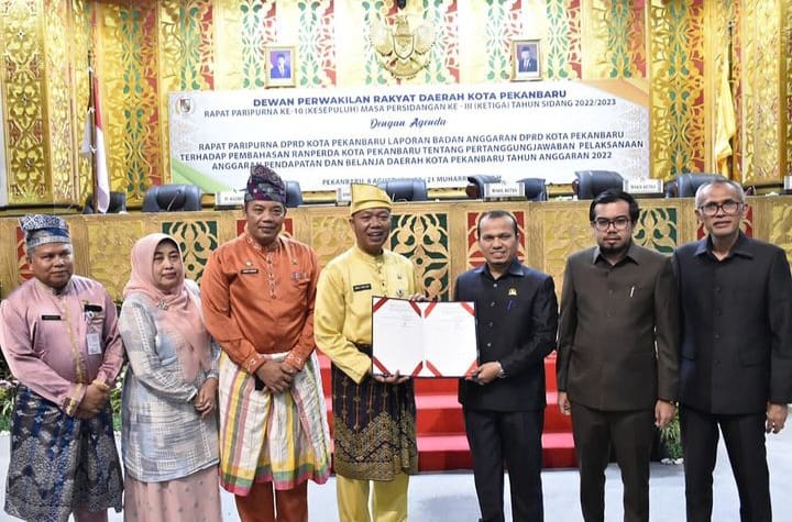 Foto bersama usai pembacaan laporan banggar