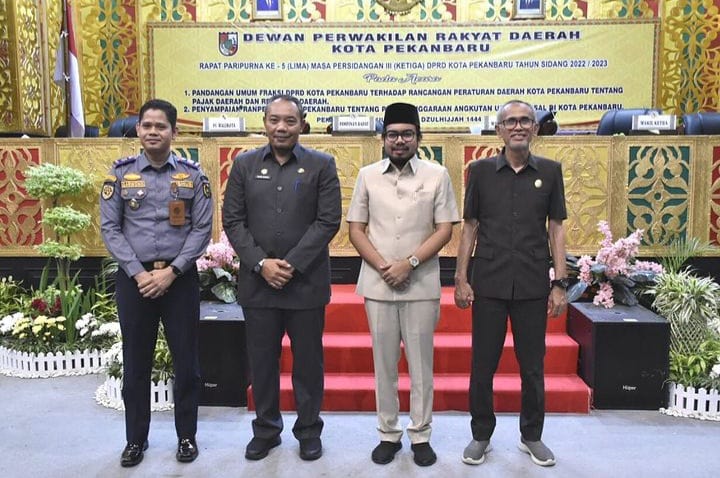 Foto bersama usai selesainya seluruh pembacaan tanggapan fraksi terkait Ranperda Pajak dan Retribusi Daerah