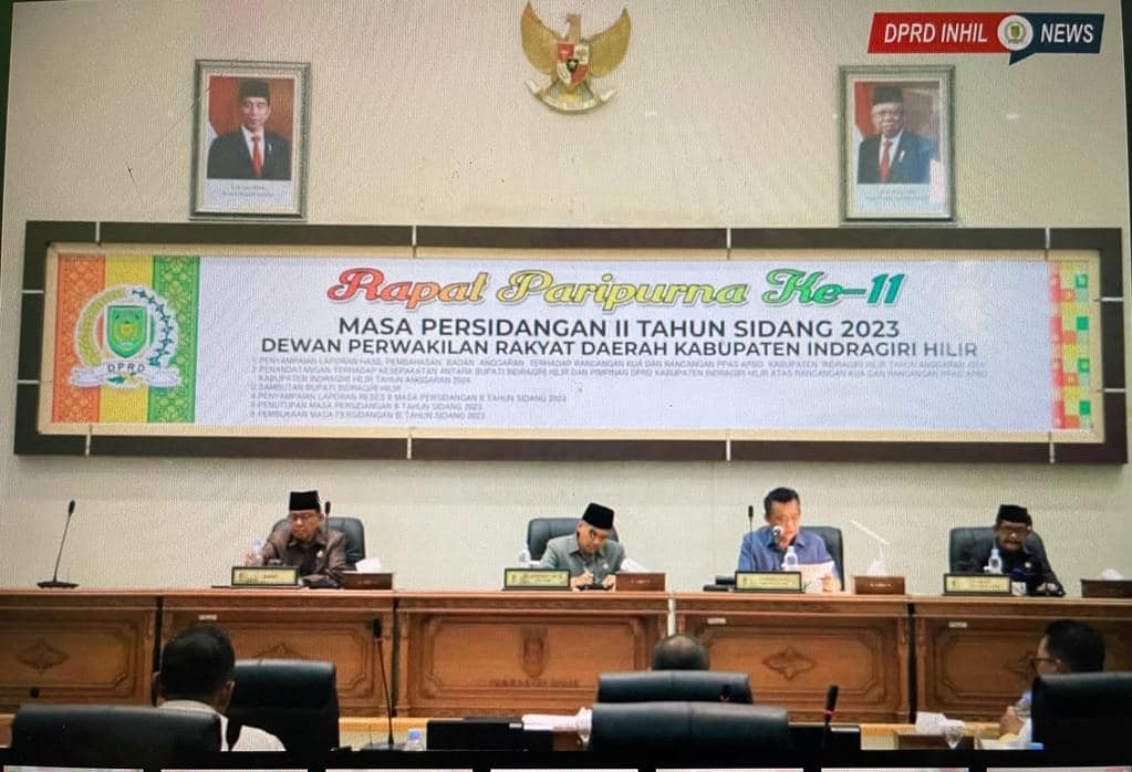 Ketua DPRD Selaku Pimpinan Sidang di dampingi Bupati dan Wakil Ketua DPRD