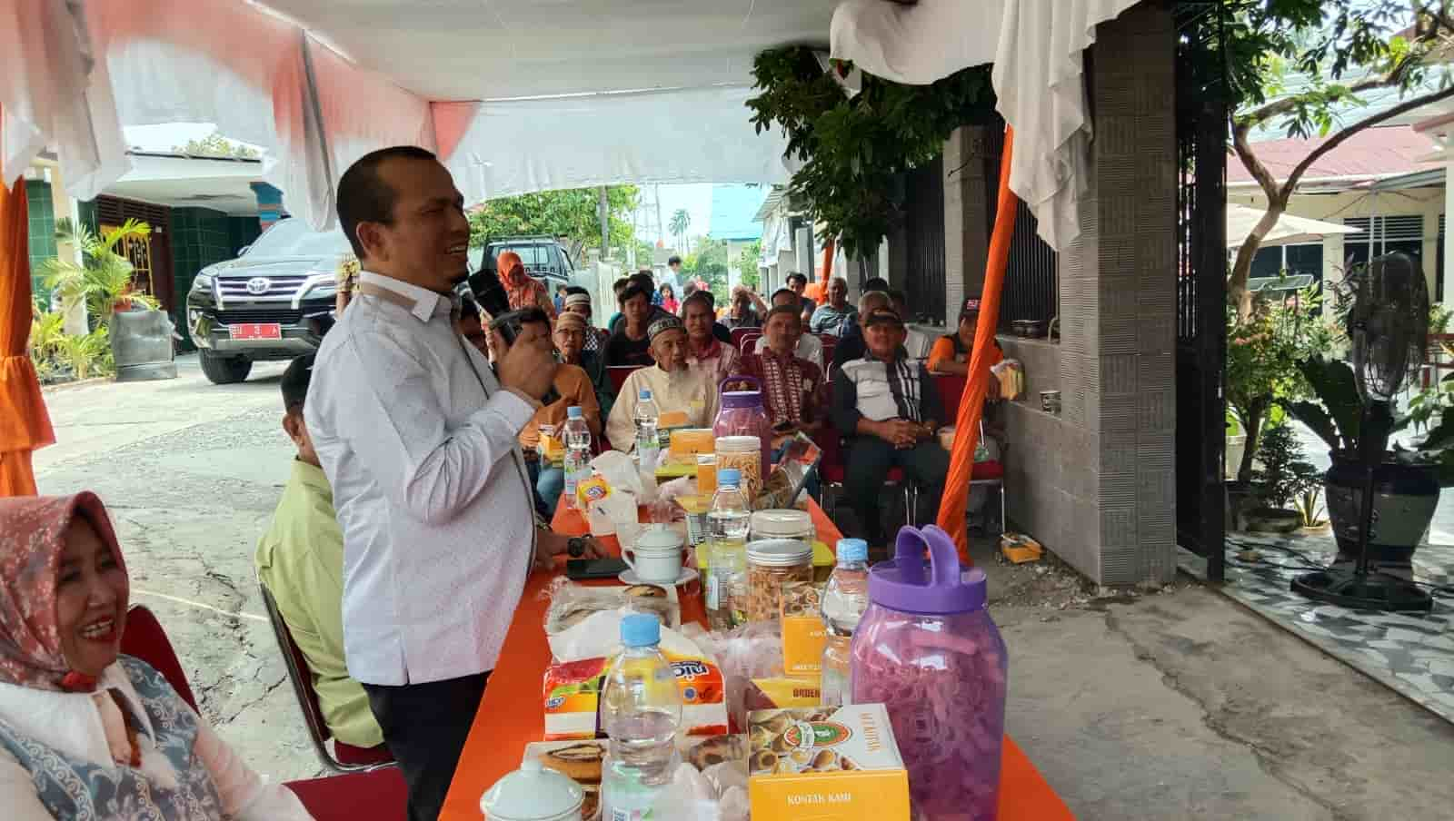 Suasana ketika Ketua DPRD melaksanakan penyebarluasan perda