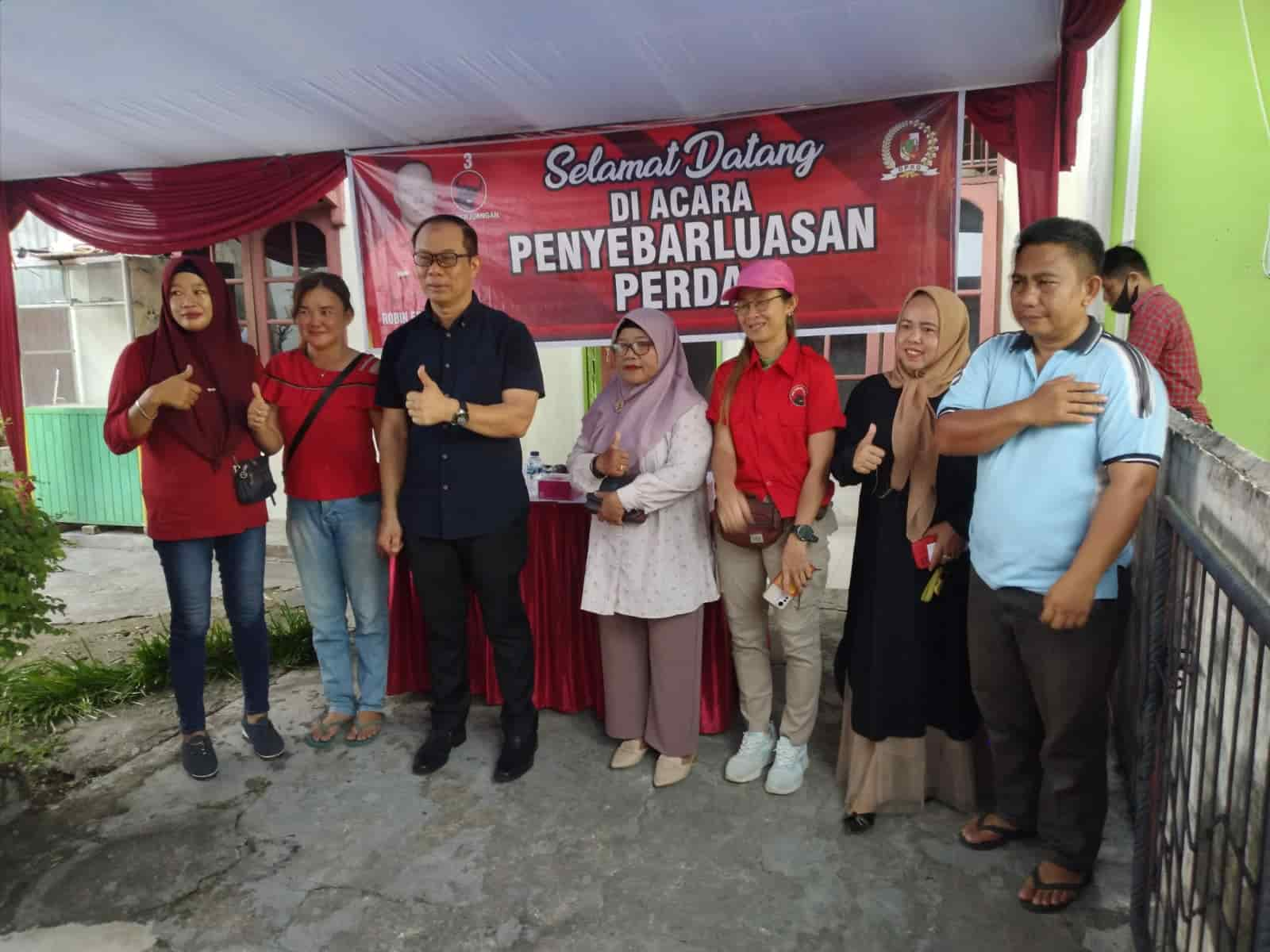 Anggota DPRD Kota Robin Eduar bersama warga saat foto bersama