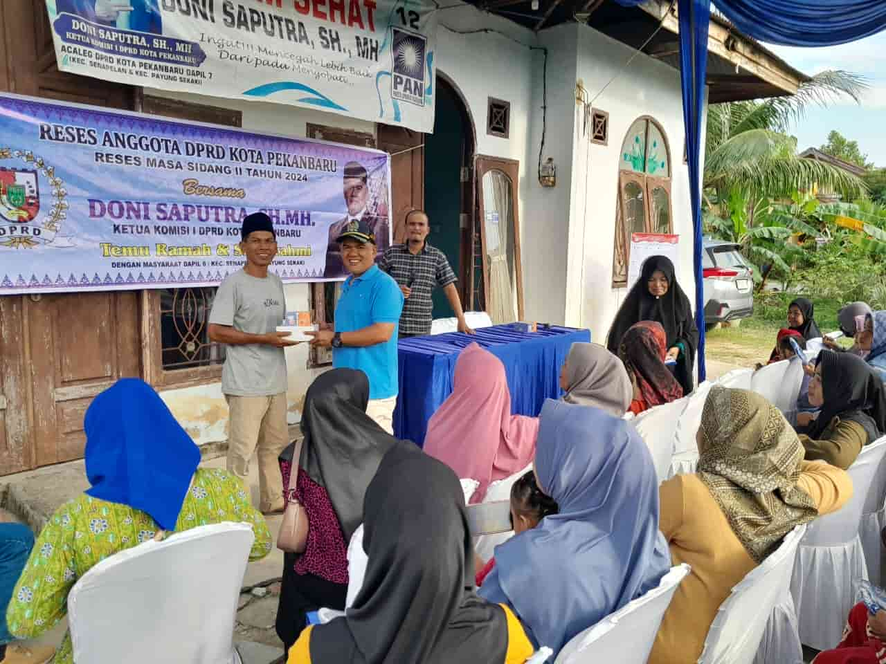 Anggota DPRD Pekanbaru Doni Saputra saat foto bersama salh satu warga