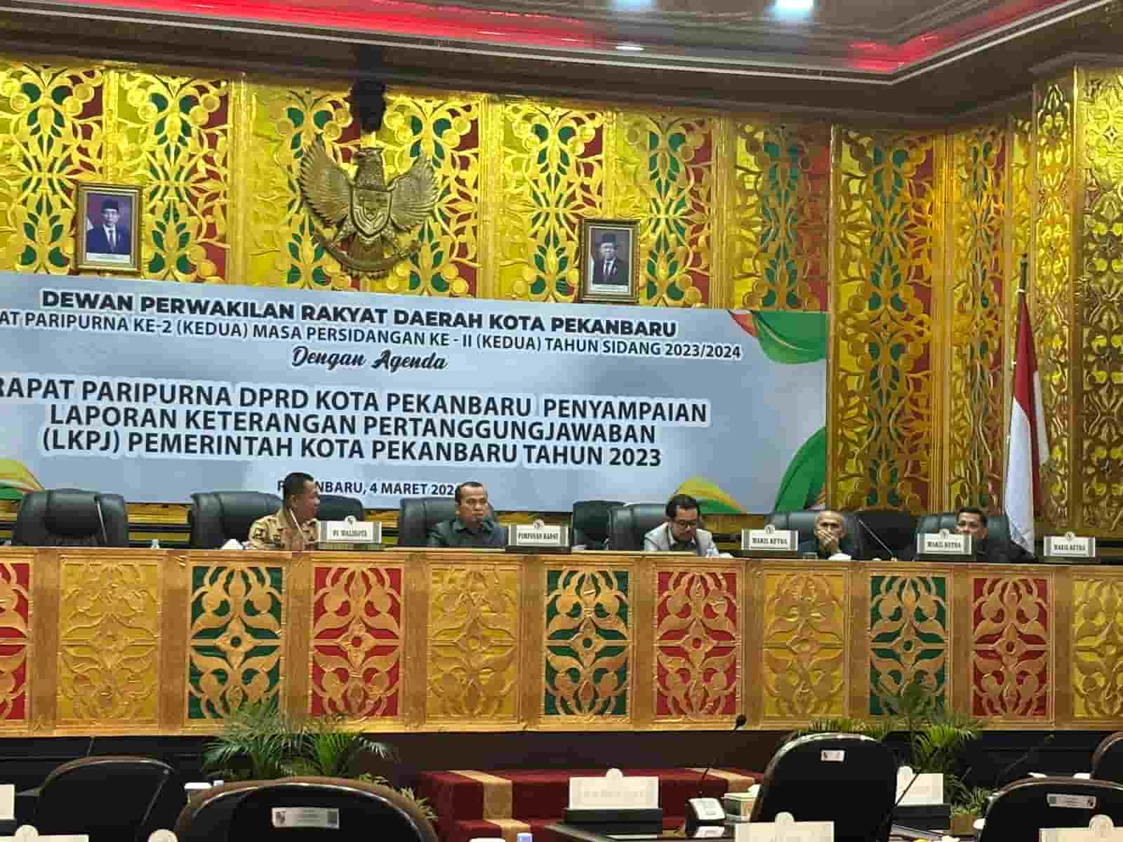 Ketua DPRD Pekanbaru Muhammad Sabarudi ST memimpin sidang paripurna