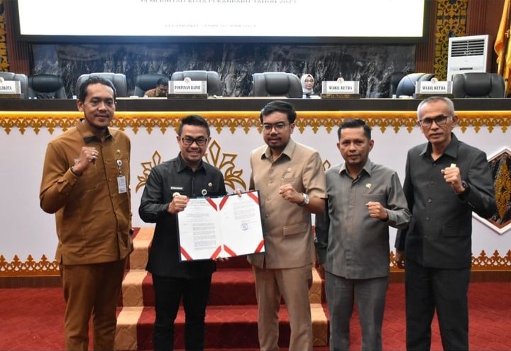 Foto bersama Usai Paripurna keputusan DPRD tentang rekomendasi terhadap Laporan Keterangan Pertanggungjawaban (LKPJ) Pemerintah Kota (Pemko) Pekanbaru tahun 2023