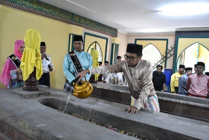 Wakil Ketua DPRD Kota Pekanbaru Ginda Burnama saat Ziarah ke makam Marhum Pekan