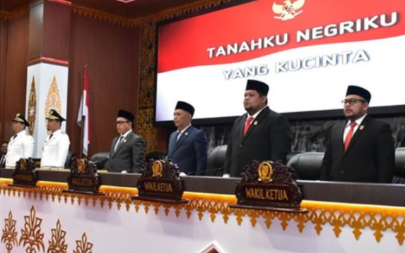 Suasana saat menyanyikan lagu Indonesia Raya