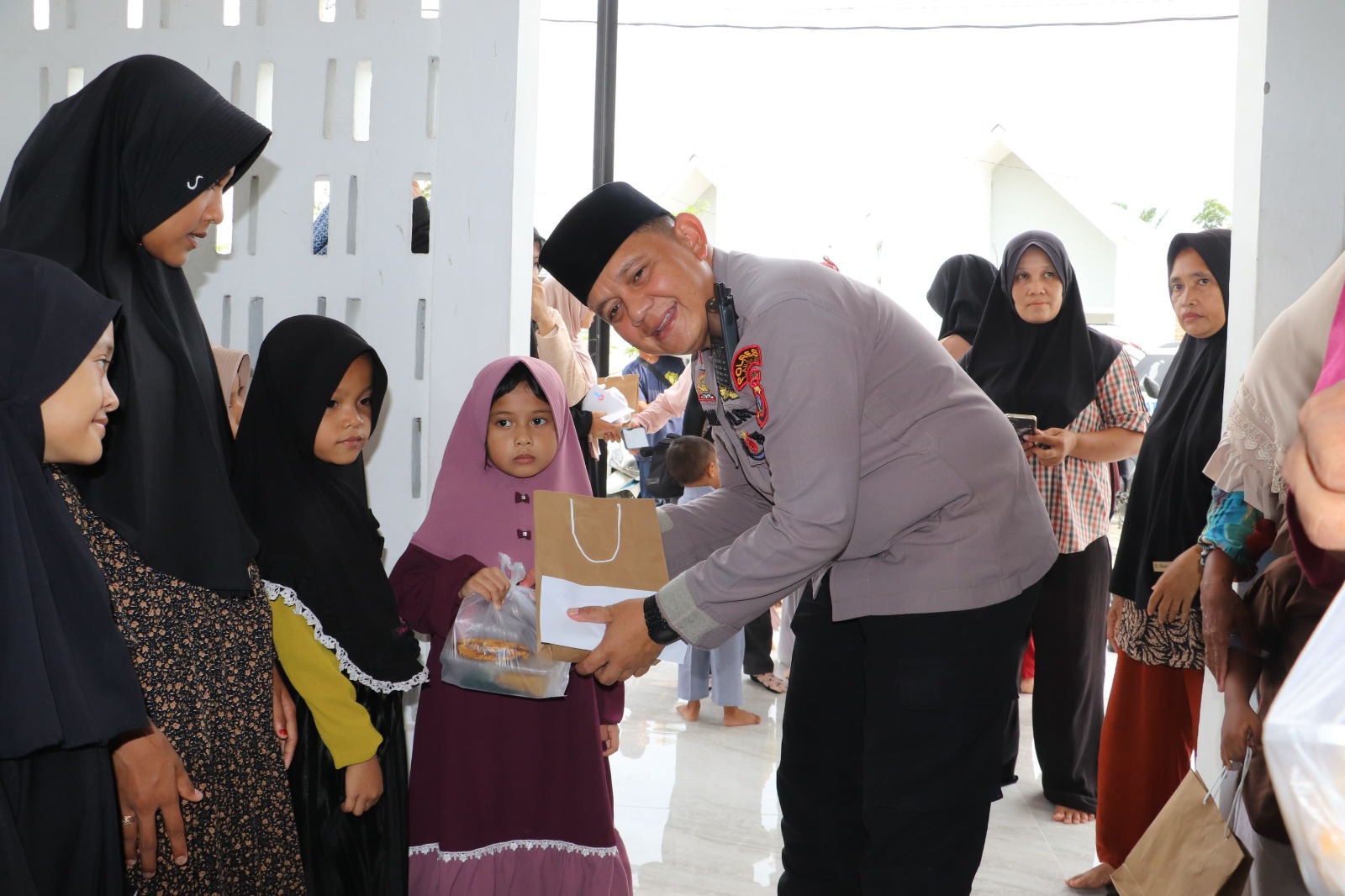 Keterangan foto: Kapolres Langkat AKBP David Triyo Prasojo, SIK SH MSi, Saat Menyerahkan Santunan Kepada Anak Yatim di Stabat.