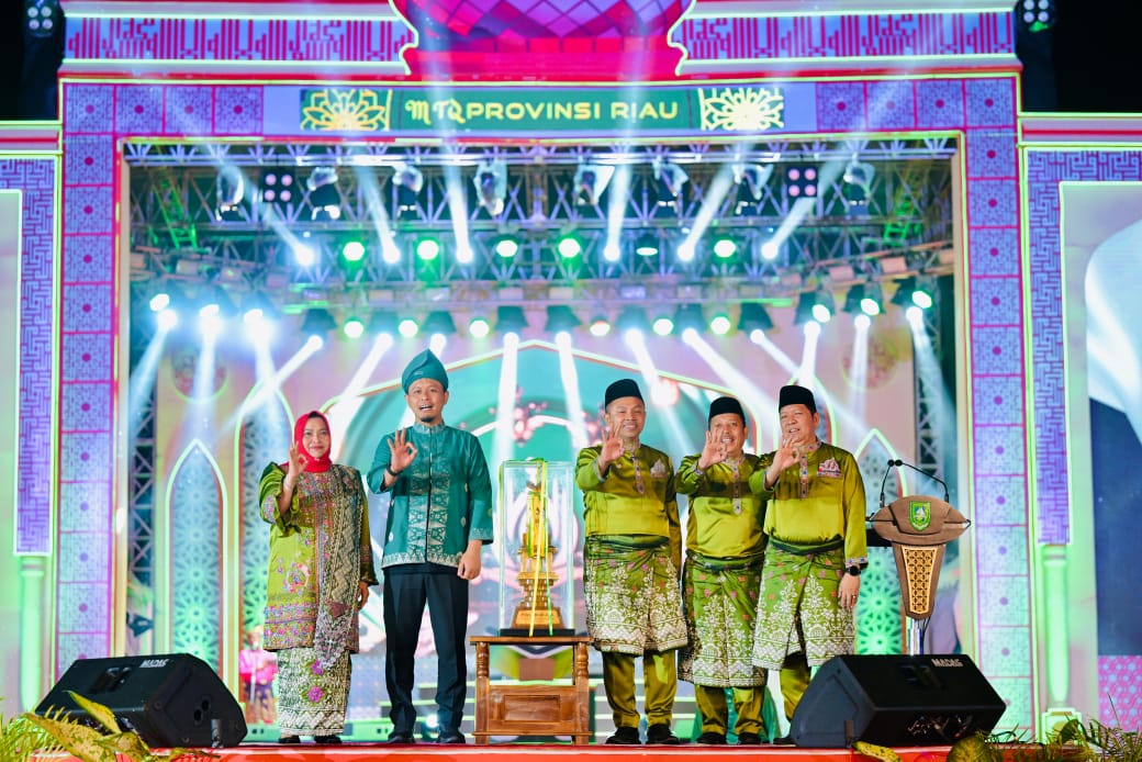 Bupati Bengkalis Kasmarni Foto Bersama dengan Piala Bergilir Tingkat MTQ Propinsi Riau di Bengkalis Sebagai Tuan Rumah