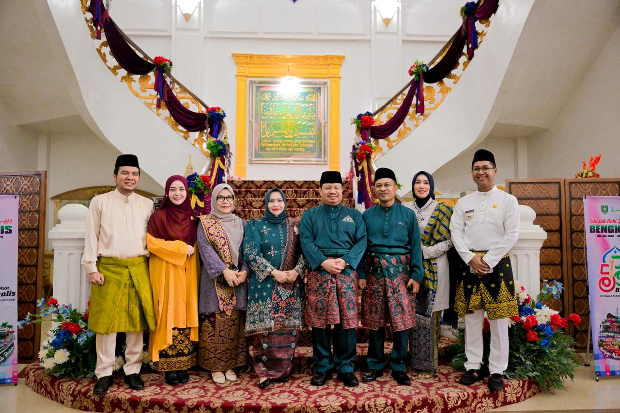 Bupati Bengkalis Kasmarni dan Wakil Bupati Bagus Santoso berphoto bersama di rumah dinas dengan tamu dan undangan dalam rangka Hari Jadi Bengkalis ke-513