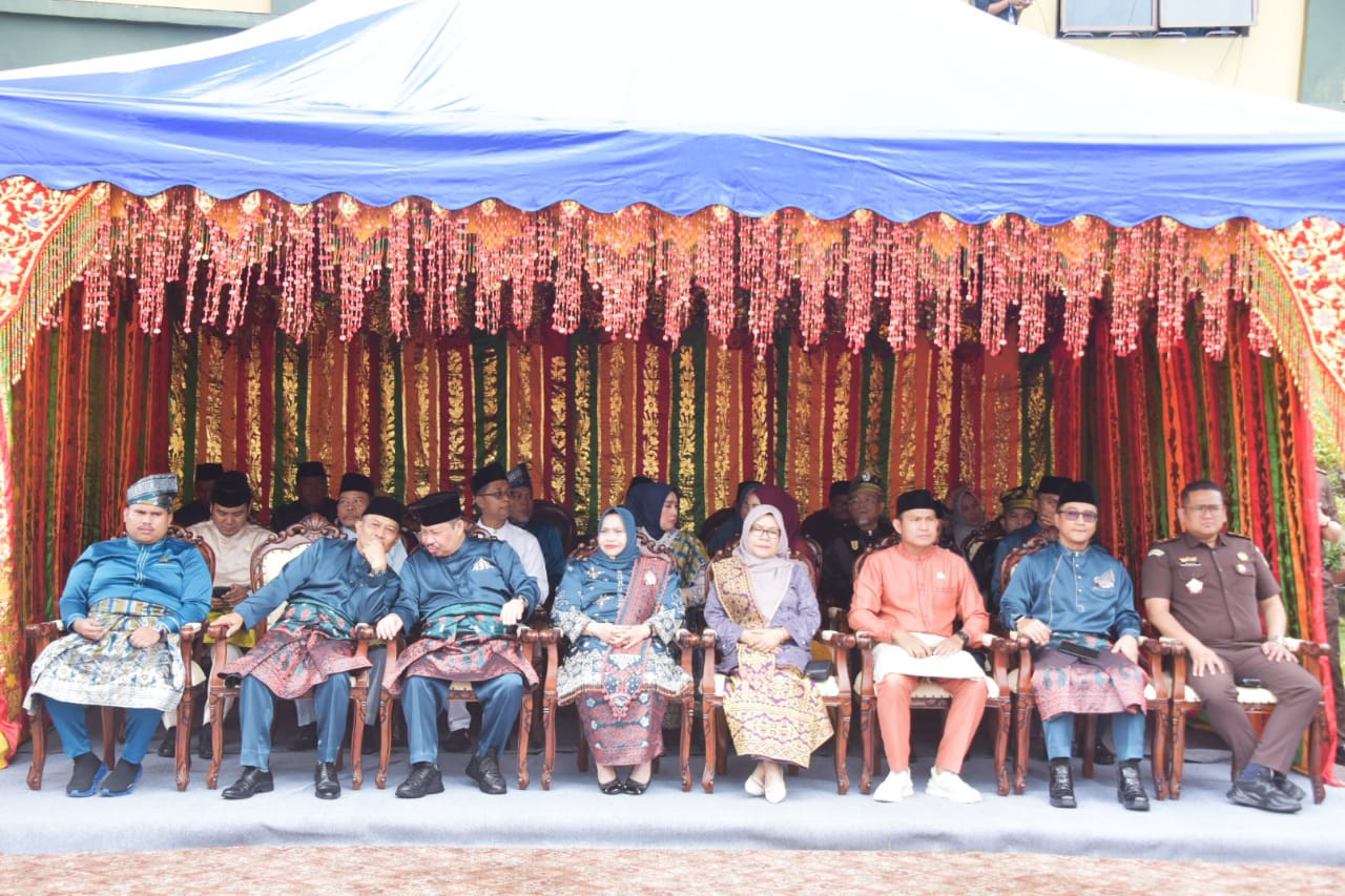 Bupati Bengkalis Kasmarni dan para pejabat kabupaten dan provinsi beristirahat sejenak di tenda VIP sebelum memasuki ruangan Sidang Paripurna DPRD Bengkalis