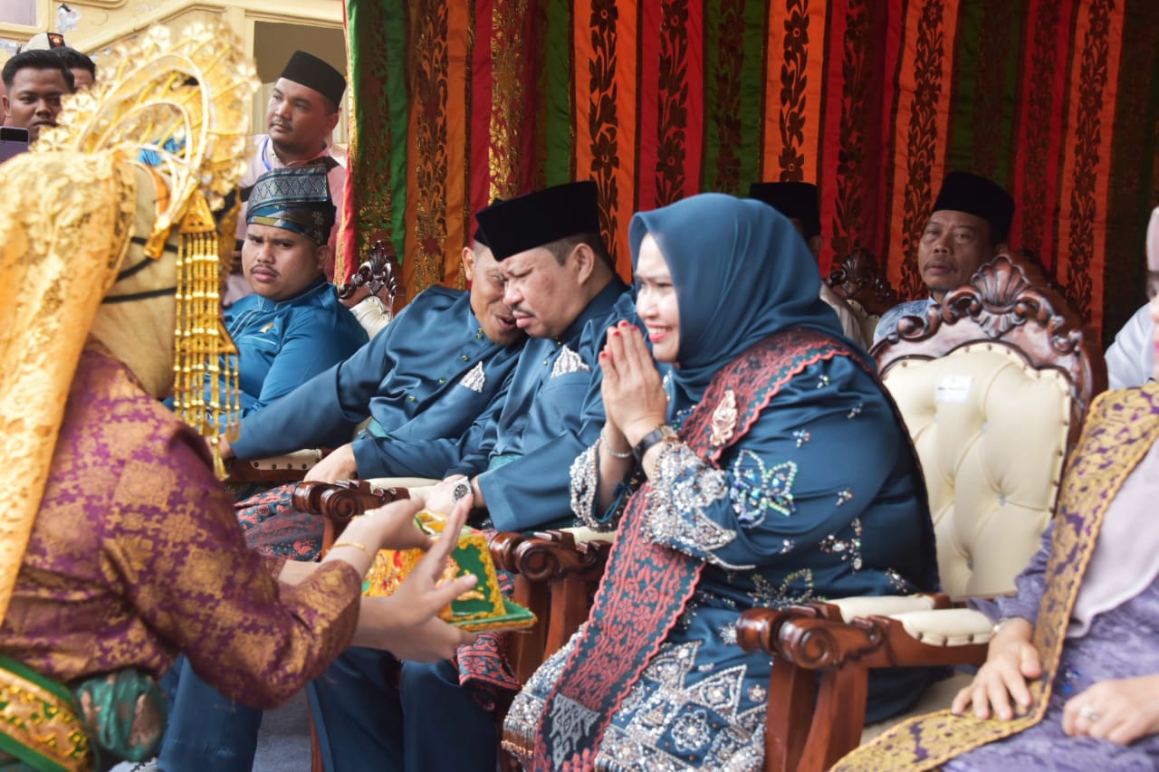 Bupati Bengkalis Kasmarni menyambut salam dari penari sebelum mengambil sirih dalam tepak