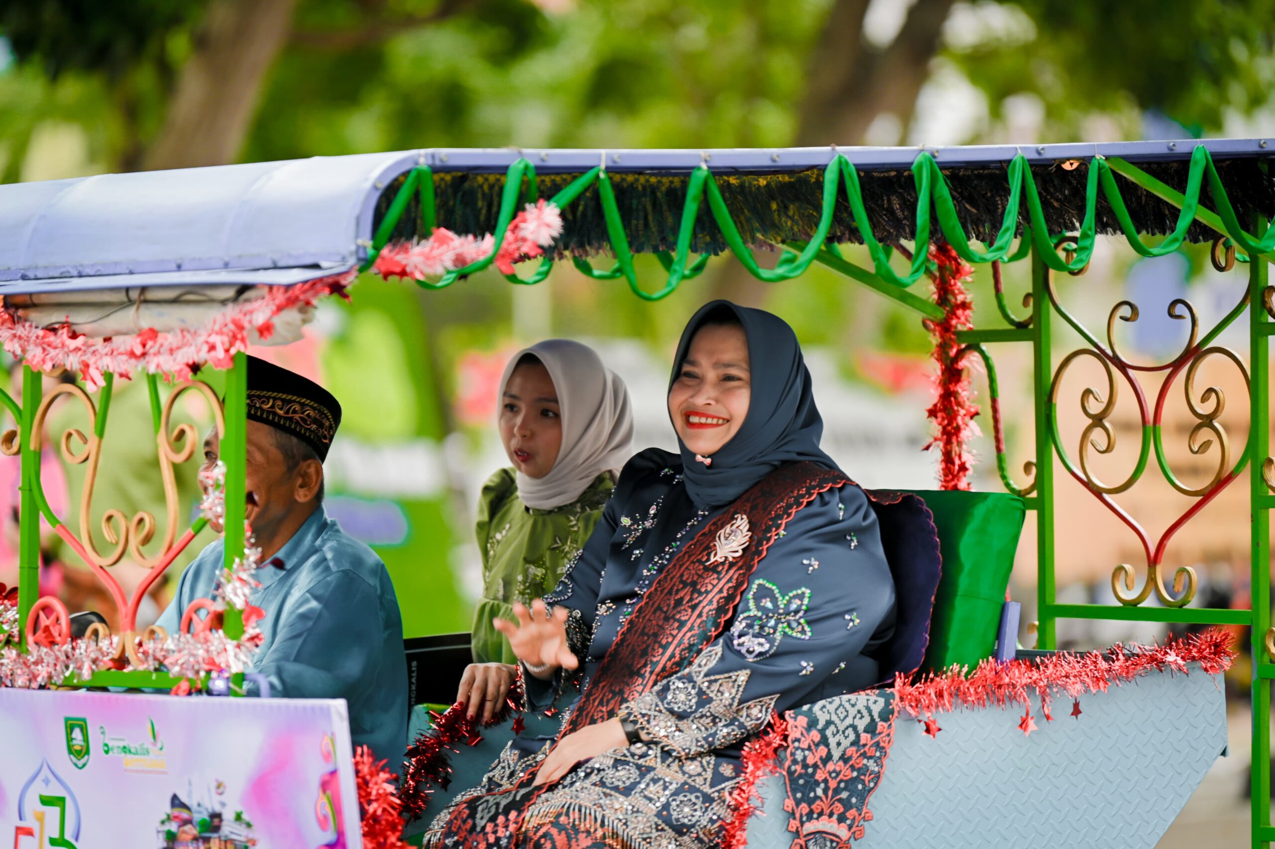 Bupati Bengkalis Kasmarni naik becak motor menuju gedung DPRD