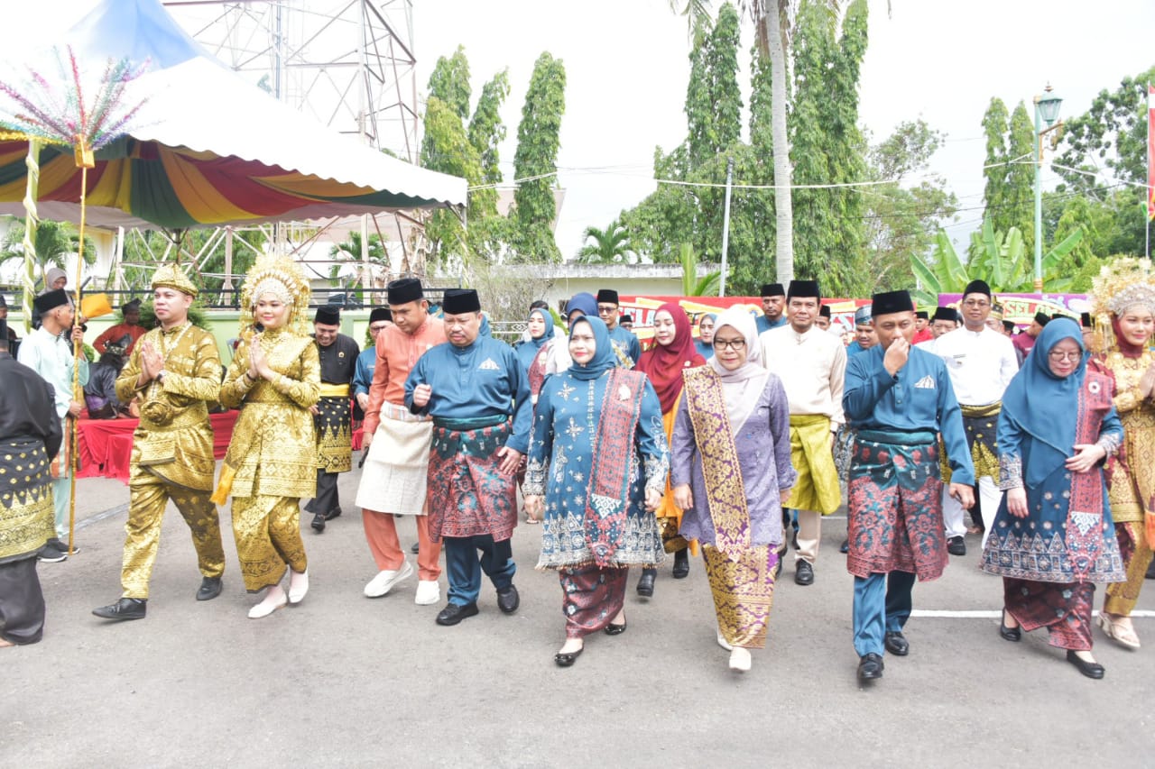 Bupati Bengkalis berserta rombongan menuju tenda VIP yang telah disediakan panitia