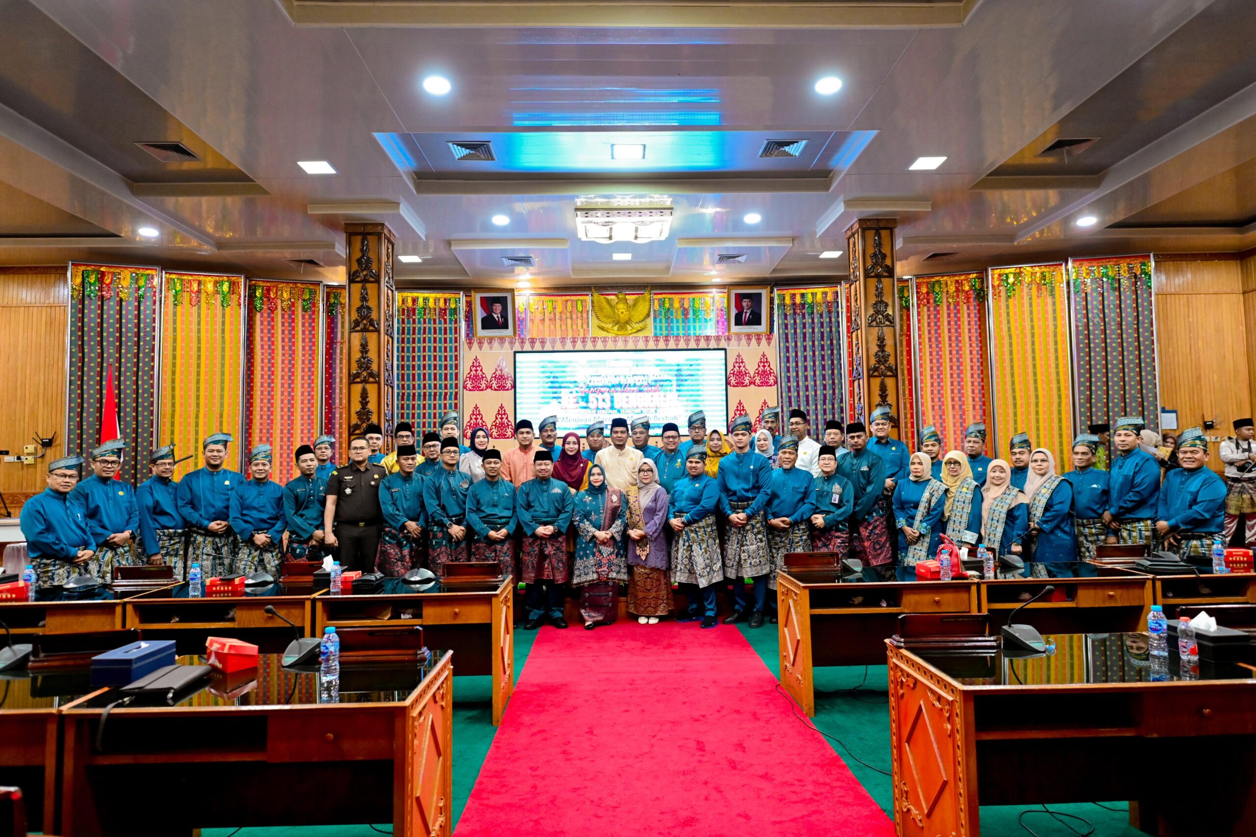 Bupati dan Wakil Bupati berphoto bersama anggota DPRD dan forkopimda
