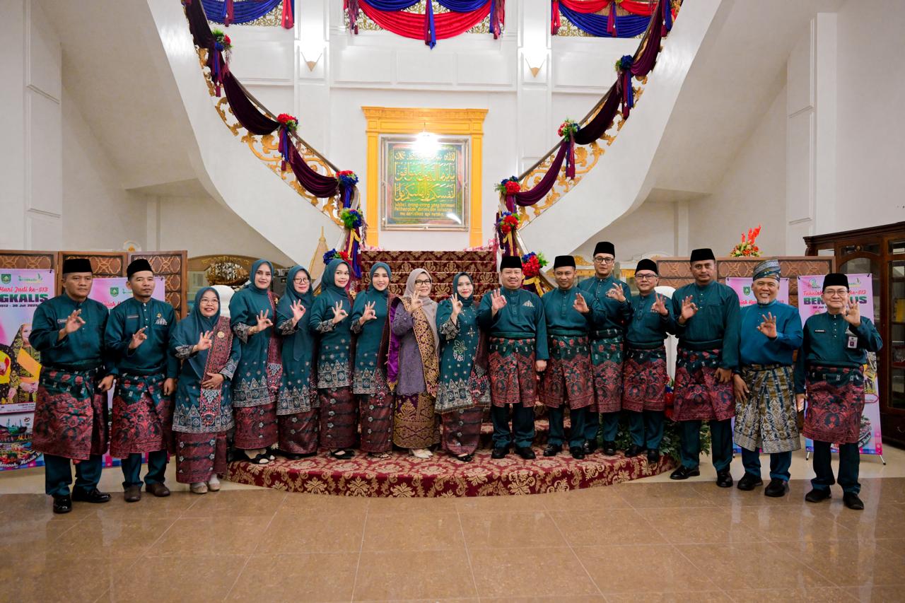 Bupati dan Wakil Bupati berphoto bersama dengan tamu dan undangan