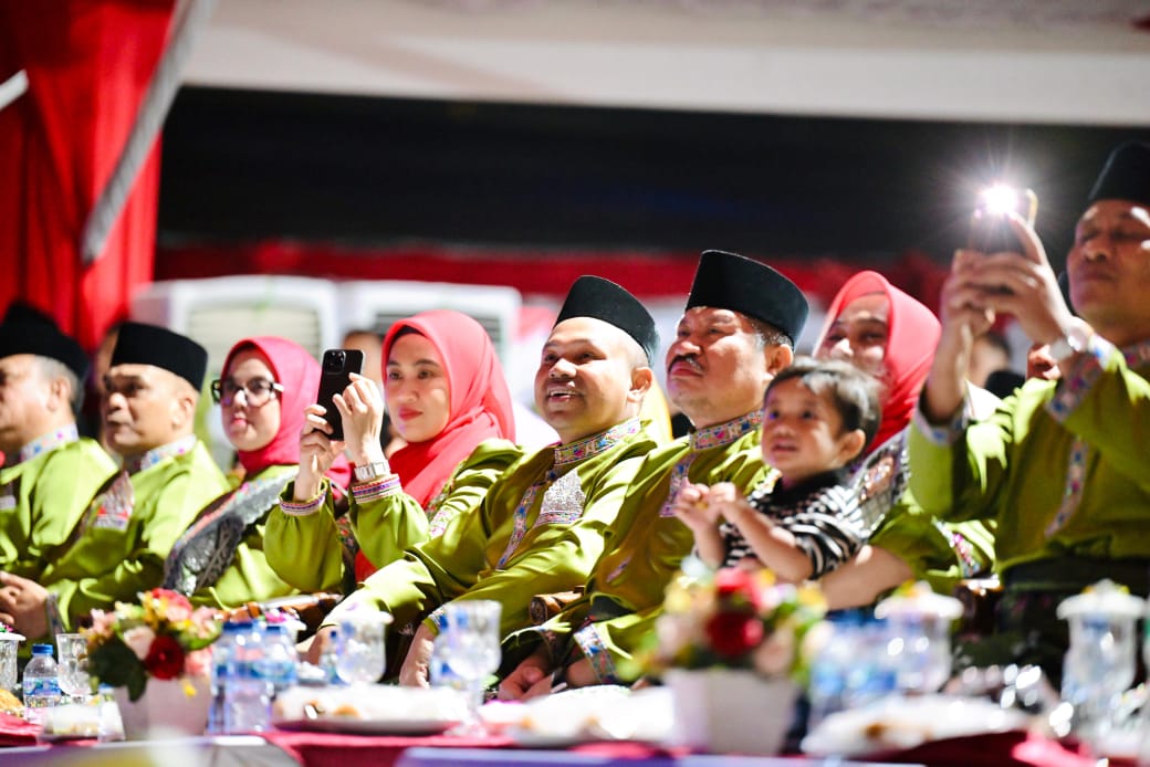 Gubernur Riau Lagi Melihat Pawai Acara MTQ di Bengkalis