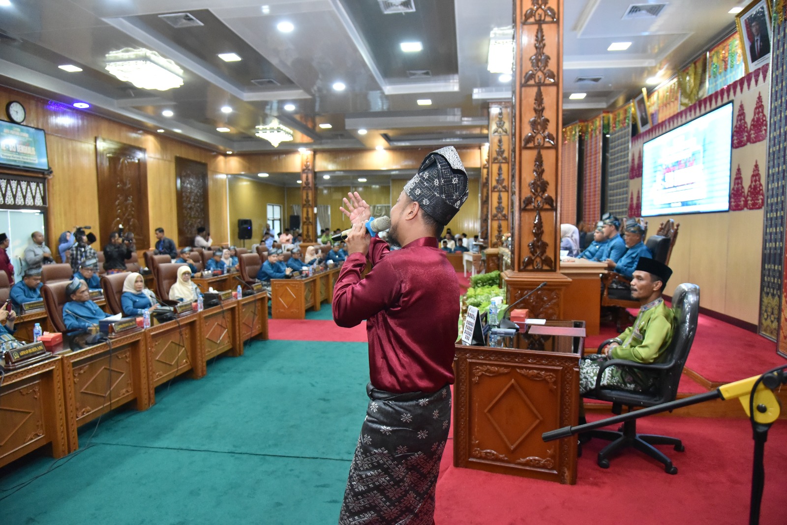 Usman dari grub musik Penduduk Putih melantunkan sebuah lagu dalam acara peringatan Hari Jadi Bengkalis ke-513