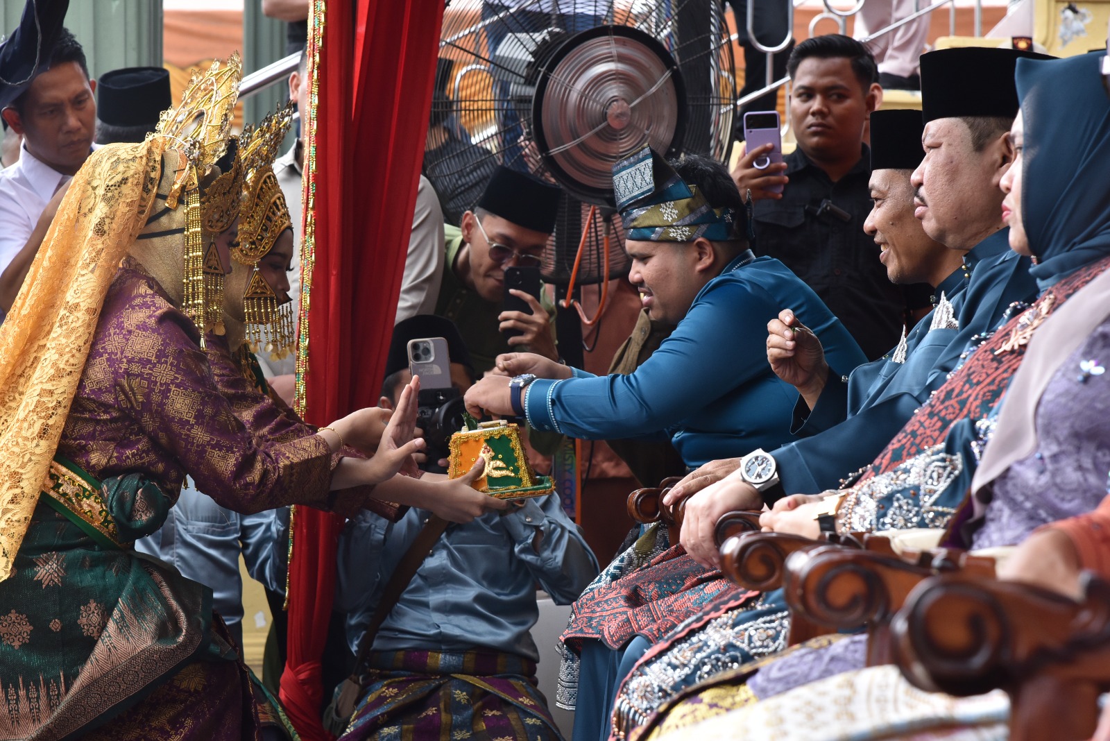 Wakil Ketua DPRD Bengkalis, M Arsyad Fadillah mengambil sirih yang diserahkan penari