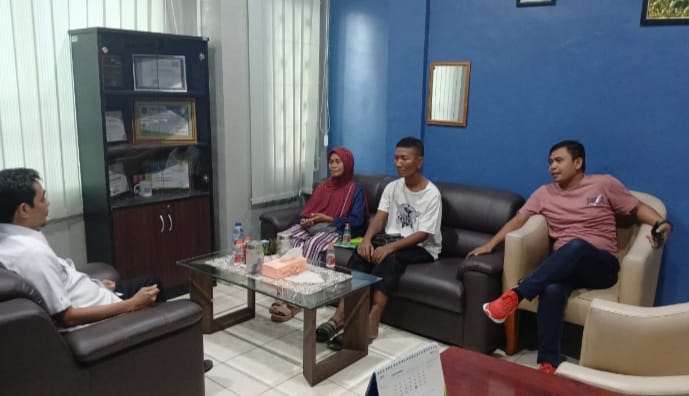 Lim Kimiati dan anak laki - lakinya Novri Syaputra saat menemui Kepala BPJS Ketenagakerjaan Cabang Pelalawan