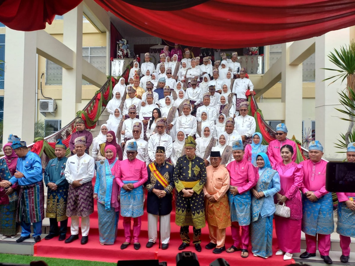 Foto bersama Paripurna HUT ke-27 Kabupaten Pelalawan